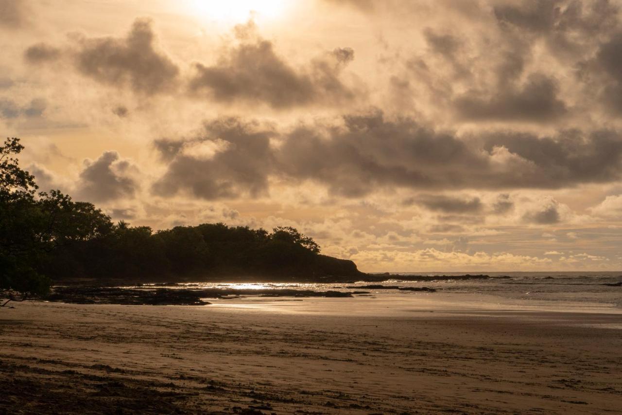 Capitan Suizo Beachfront Boutique Hotel Tamarindo Kültér fotó